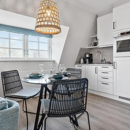 Apartment 3 *
